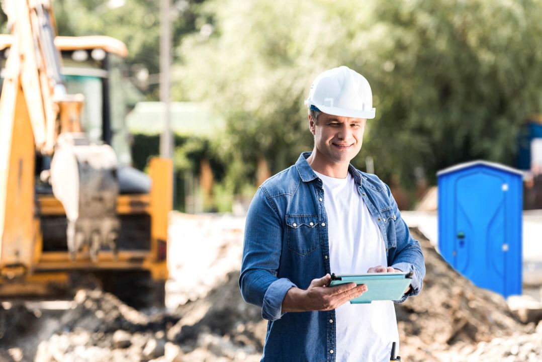 Kiedy zamówić toaletę przenośną podczas budowy domu?
